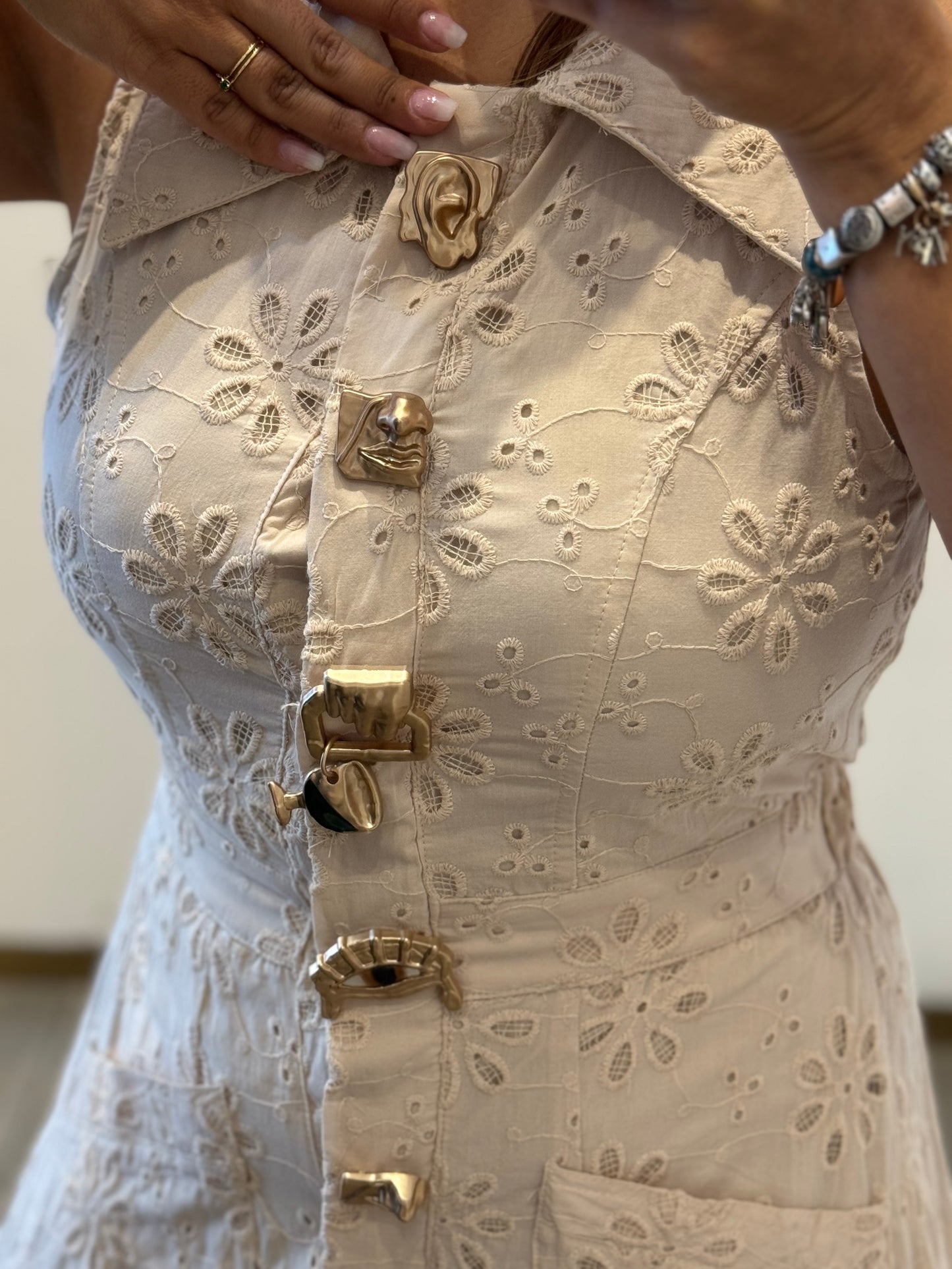VESTIDO BORDADO BOTONES CARA