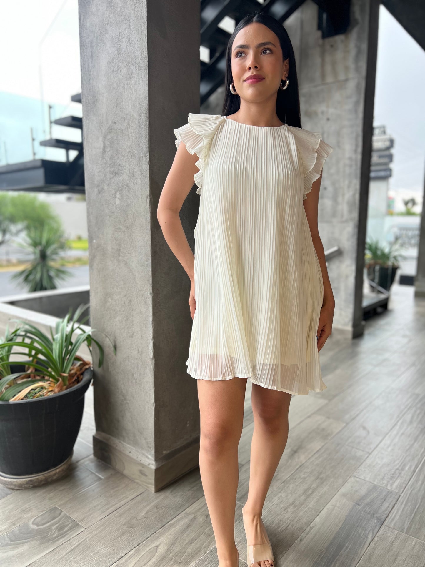 VESTIDO PLISADO MANGAS OLANES