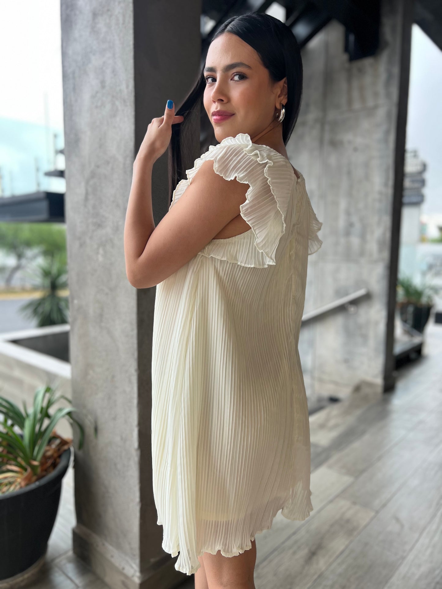 VESTIDO PLISADO MANGAS OLANES