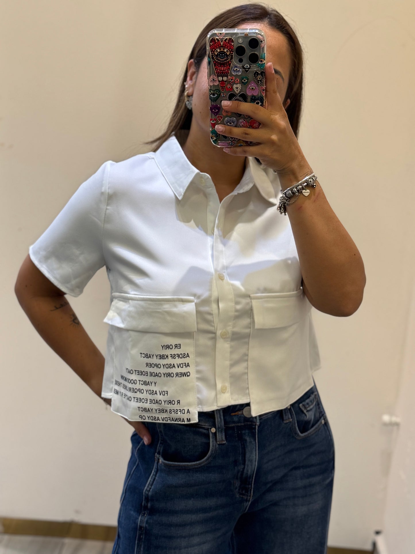 CAMISA CROP BOLSAS LETRAS