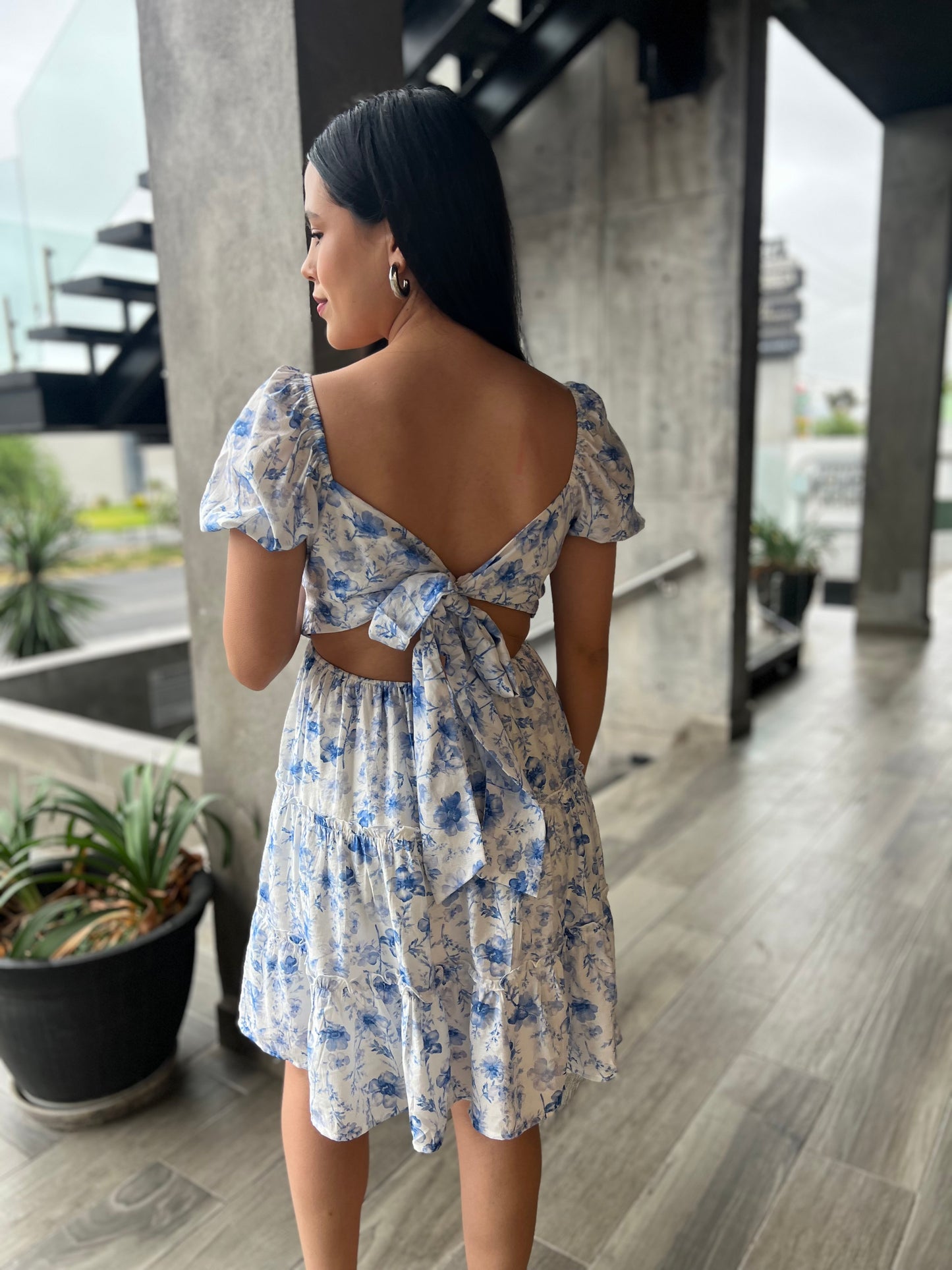 VESTIDO FLORES MOÑO ESPALDA