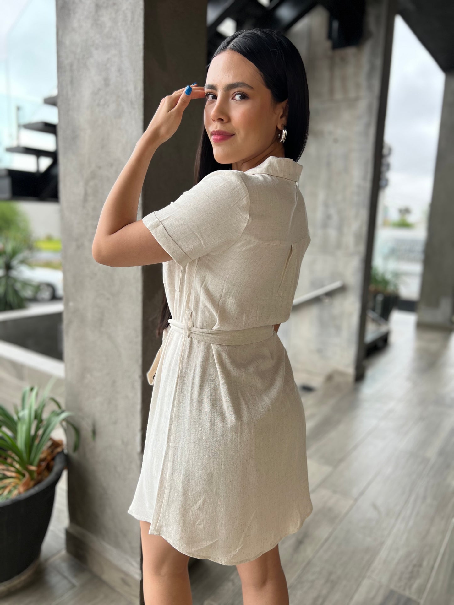 VESTIDO CON CINTO Y BOLSAS CORTO