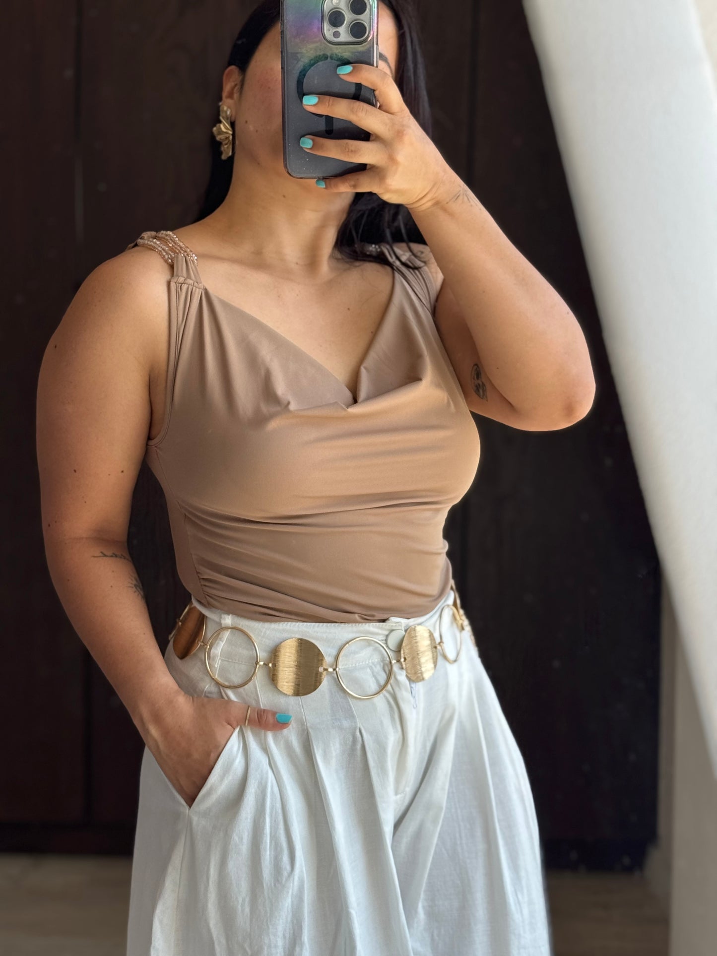 BLUSA CUELLO CAIDO PEDRERIA HOMBRO
