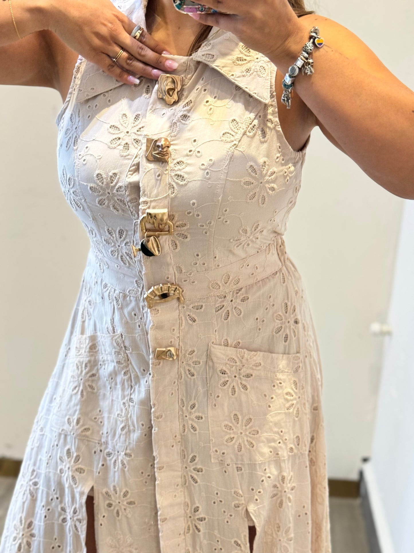VESTIDO BORDADO BOTONES CARA