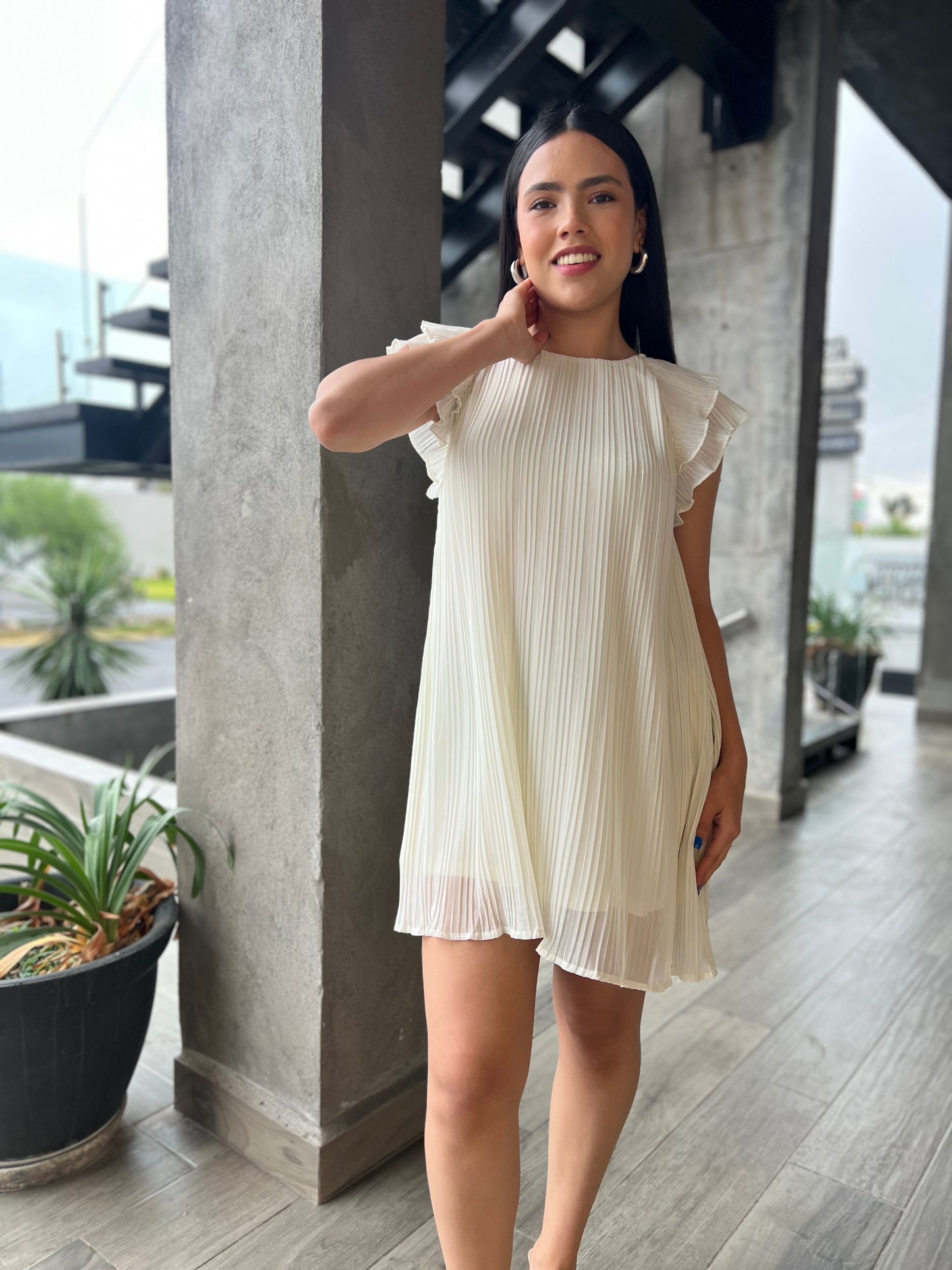 VESTIDO PLISADO MANGAS OLANES