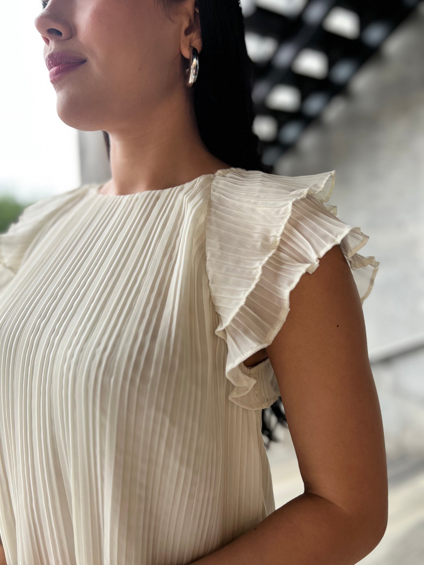 VESTIDO PLISADO MANGAS OLANES