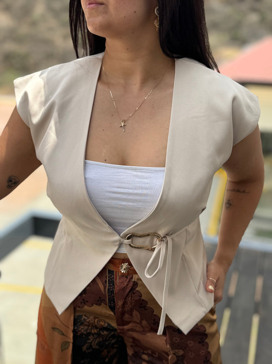 CHALECO CON BROCHE DORADO
