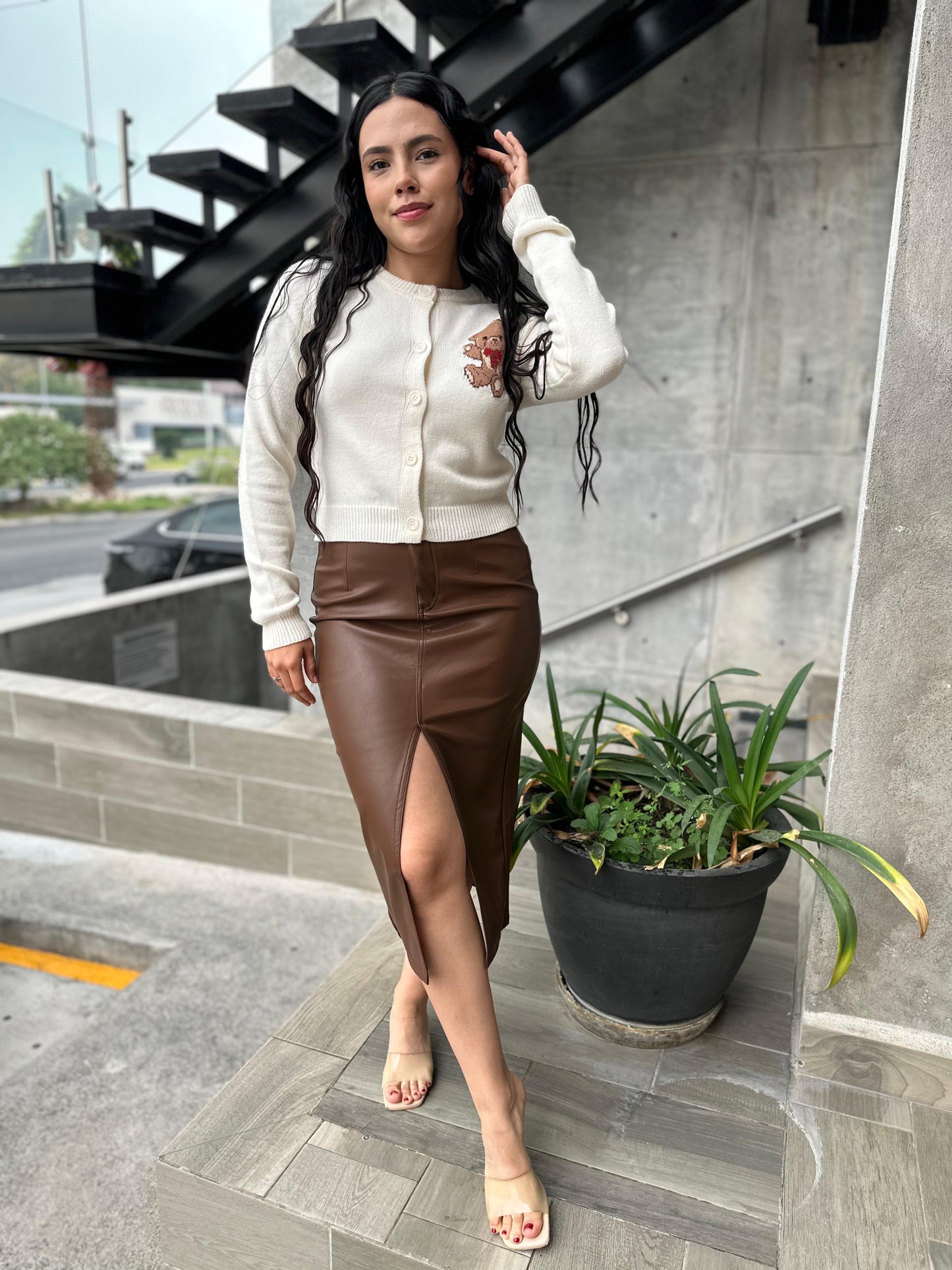 FALDA CUERO ABERTURA FRONTAL