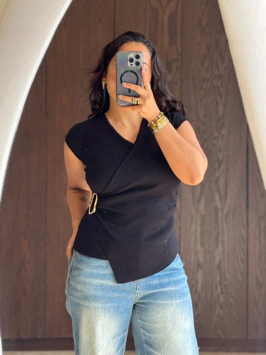 BLUSA CUELLO V BROCHE DORADO