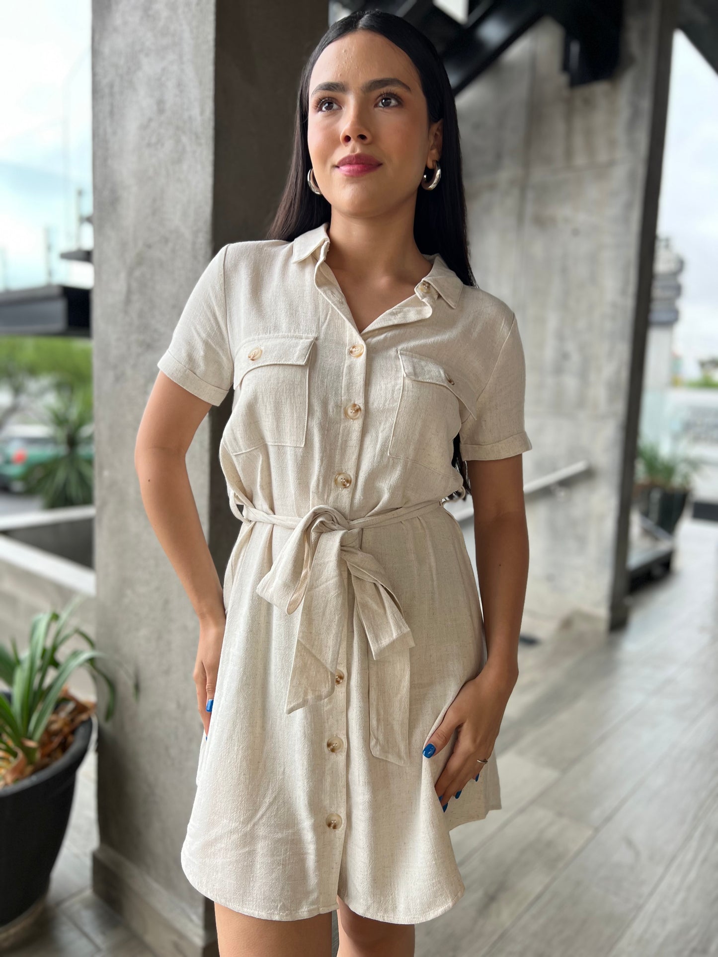 VESTIDO CON CINTO Y BOLSAS CORTO