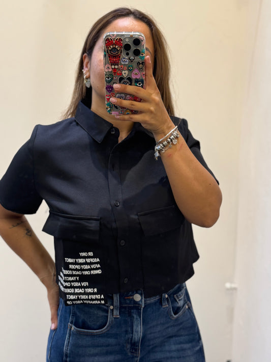 CAMISA CROP BOLSAS LETRAS