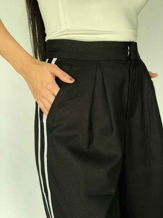 PANTALÓN CON PINZAS ESTILO ADIDAS