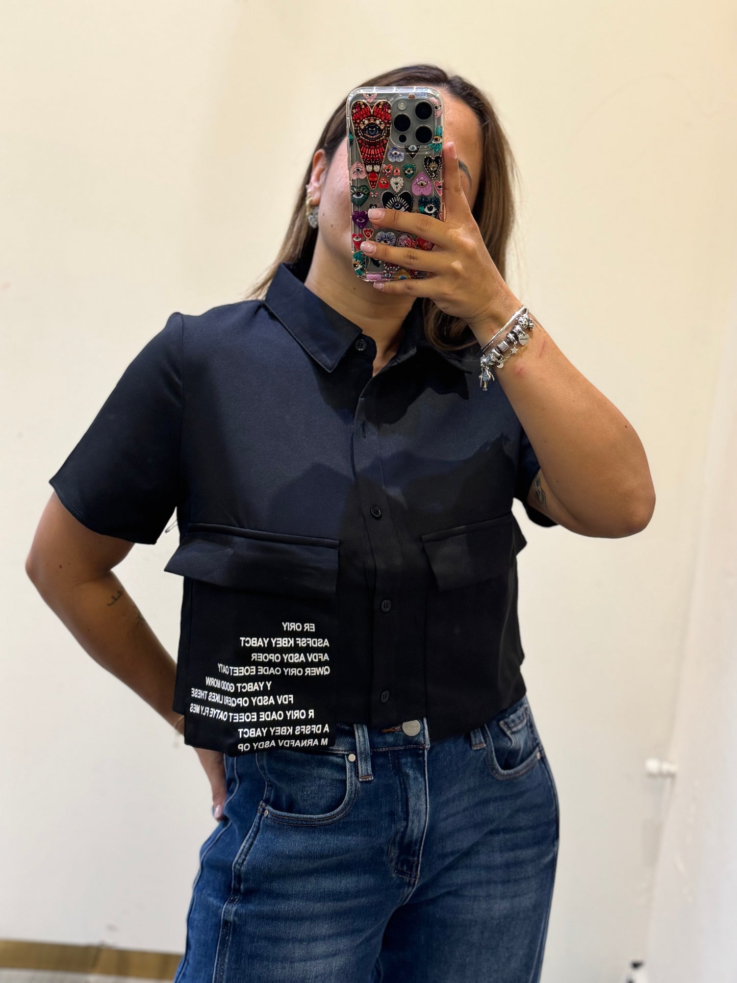 CAMISA CROP BOLSAS LETRAS