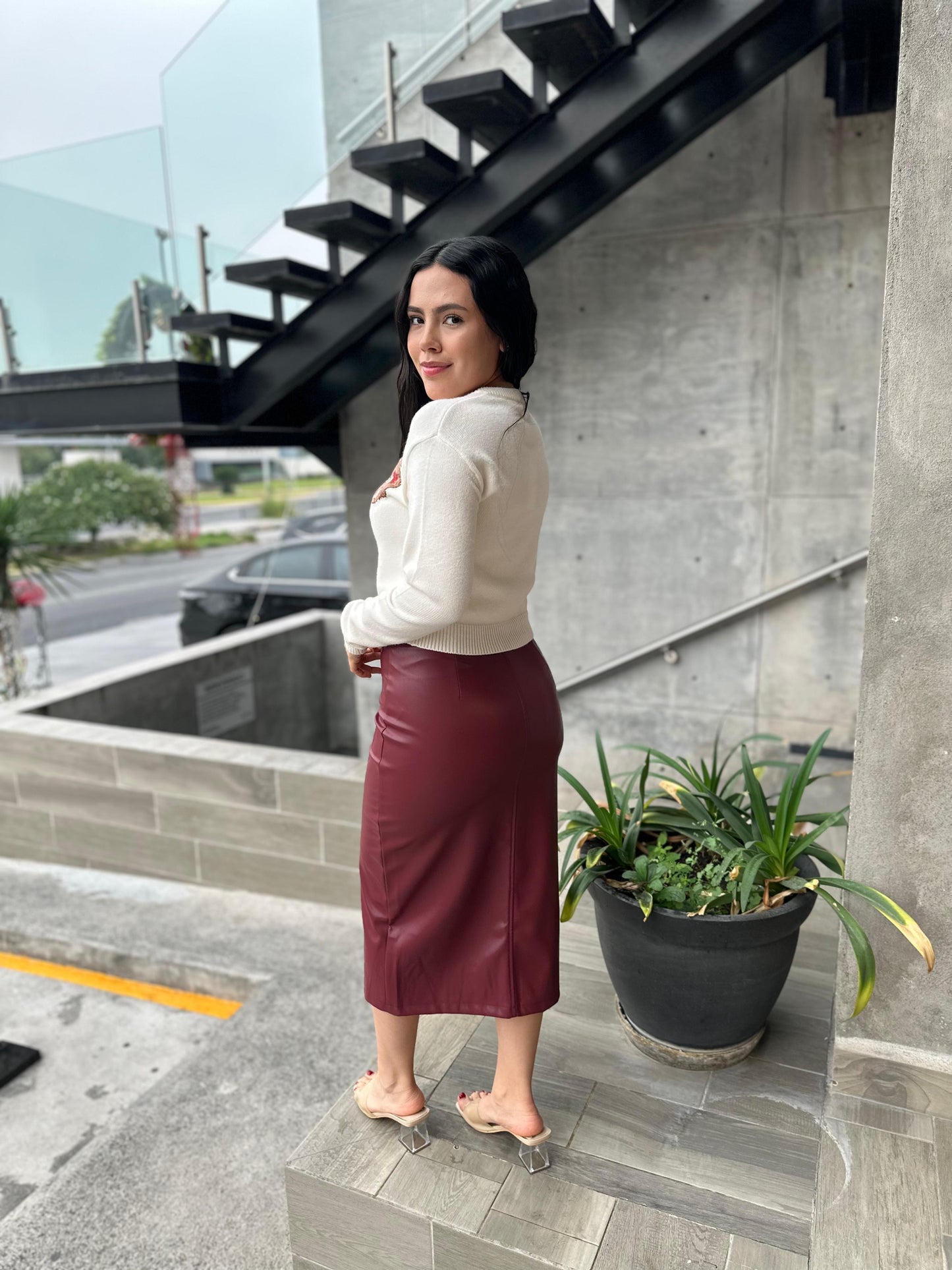 FALDA CUERO ABERTURA FRONTAL