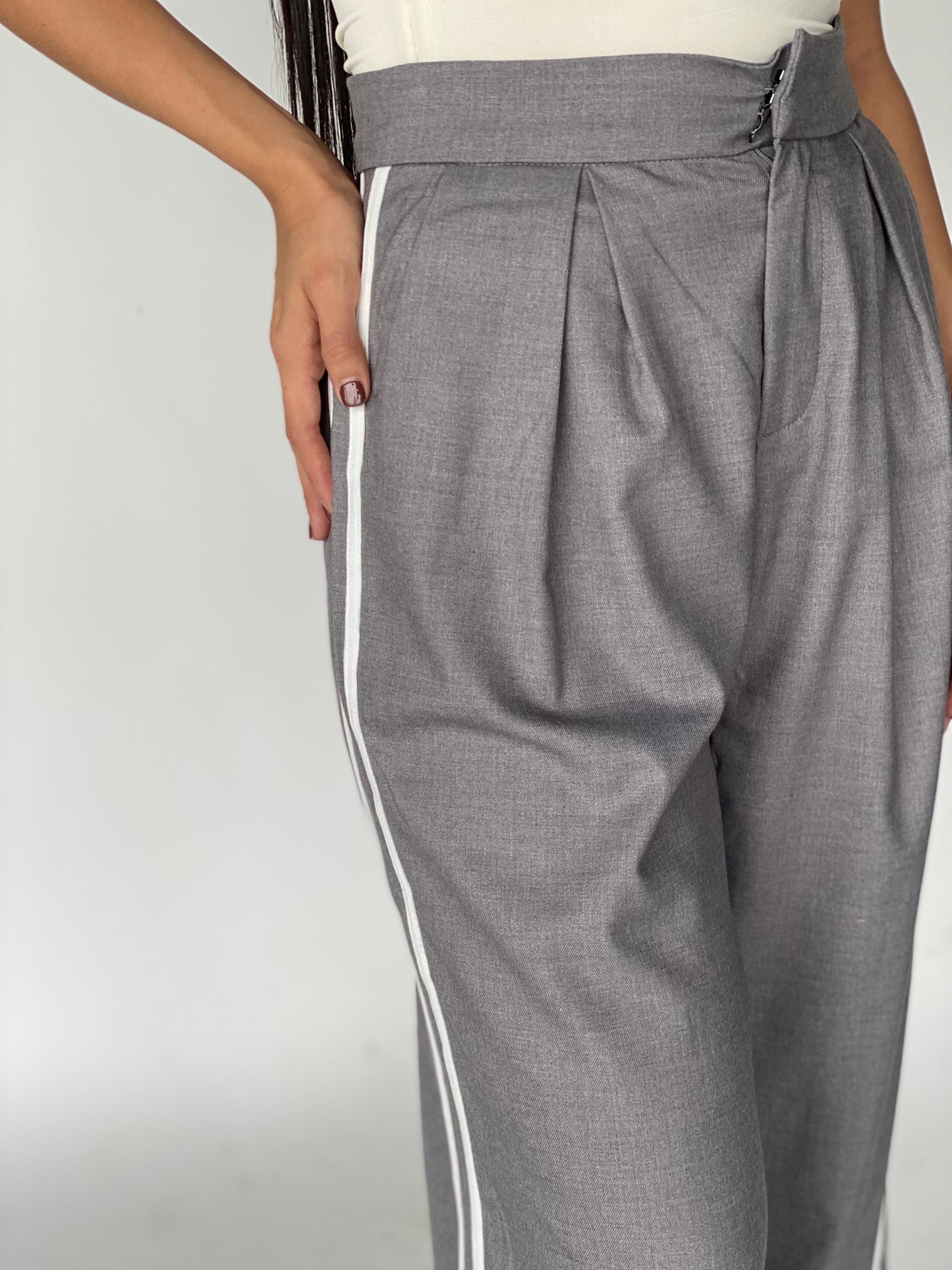 PANTALÓN CON PINZAS ESTILO ADIDAS