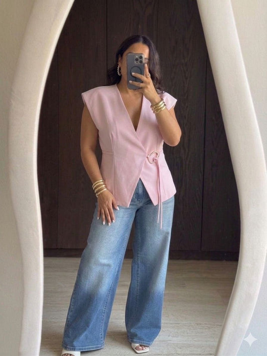 CHALECO CON BROCHE DORADO