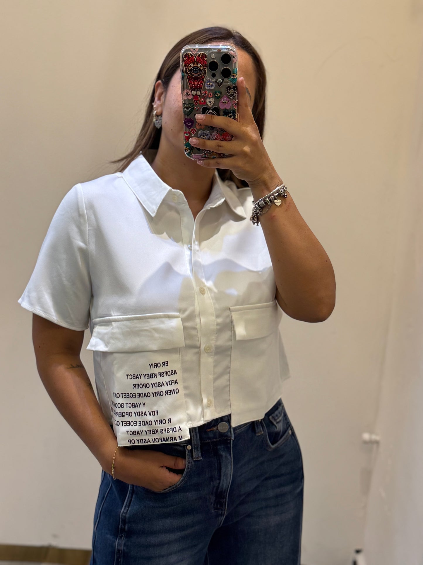 CAMISA CROP BOLSAS LETRAS