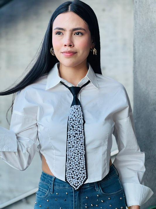 CAMISA CON CORBATA DE BRILLOS