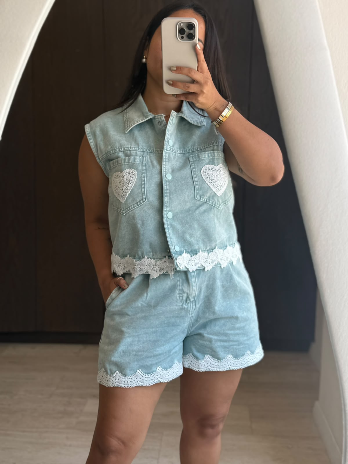 SET CHALECO SHORT CON ENCAJE BOLSAS